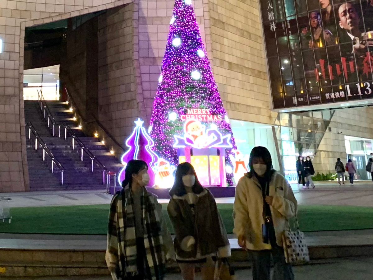 ▲穿卡燒ㄟ！明天將迎來極凍平安夜，全台灣3區包含北、中、東北部分最低溫降到7度以下，清晨非常寒冷，從雷射圖來看接近山脈地區甚至「凍到發黑」，提醒請多加注意保暖。（圖／記者汪睿琦攝）