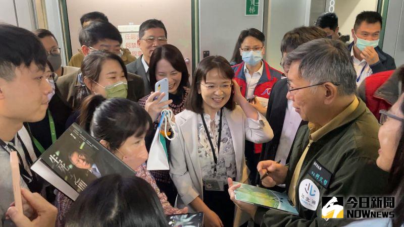 ▲台北市長柯文哲23日下午前往北市府各局處，向公務員們一一道別致意，也遇到許多局處首長帶著轄下公務員們夾道歡迎。（圖／記者丁上程攝，2022.12.23）
