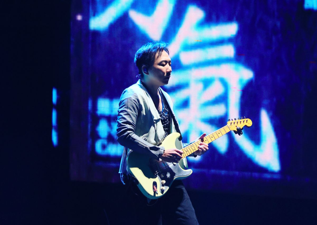 ▲五月天石頭在台上被團員整。（圖／相信音樂提供）