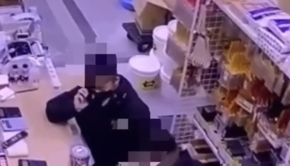 ▲新北市三重某玩具槍進口公司，日前突然遭到不明人士潑漆、撒冥紙，22日警方循線前往新莊、五股逮人，詢問後警方發現涉案人竟是兩名各15、16歲的少年，他們初步向警方供稱是受到「球友」請託才犯案（圖／翻攝畫面）