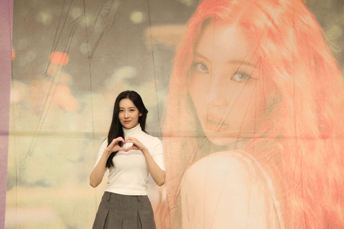 ▲宣美SUNMI擺出愛心手勢，模樣可愛（圖／台南市政府提供）