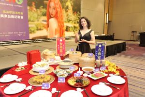 英國歌手李美潔(Mary-Jess)品嚐珍珠奶茶,直誇好 喝 ▲英國歌手李美潔(Mary-Jess)品嚐珍珠奶茶,直誇好 喝(圖/台南市政府提供)