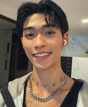 ▲▼蔡承祐鎖骨上方刺青是天王星5人的星座符號。(圖/翻攝自蔡承祐IG) ▲▼蔡承祐鎖骨上方刺青是天王星5人的星座符號。(圖/翻攝自蔡承祐IG)