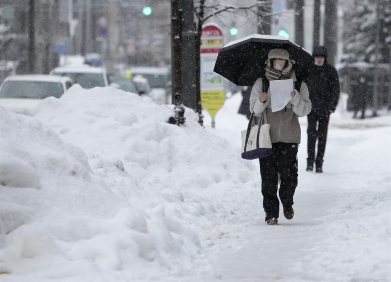 ▲日本從17日起多處下大雪，除了日本海一側為主的地區外，四國的太平洋一側也下雪，多處傳災情。日本總務省消防廳表示，截至今天傍晚已知有9人死亡、48人受傷。（圖／共同社）