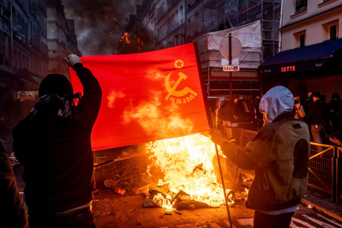 ▲巴黎市區庫德族文化中心23日遭槍襲，造成3死3傷，帶種族主義色彩的攻擊震驚國際，也引發法國社會動盪，庫德族人憤怒上街抗議。（圖／美聯社／達志影像）