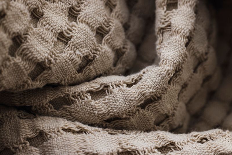 ▲黃軒醫師表示，睡覺時要挑選可禦寒的棉被，也可以穿著長袖內衣或是毛帽入睡，幫助睡眠時繼續保暖。（示意圖／翻攝自Pixabay）