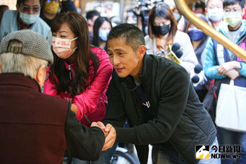 ▲許淑華今日陪同吳怡農於草埔市場拜票。(圖/記者葉政勳攝,2022.12.24)