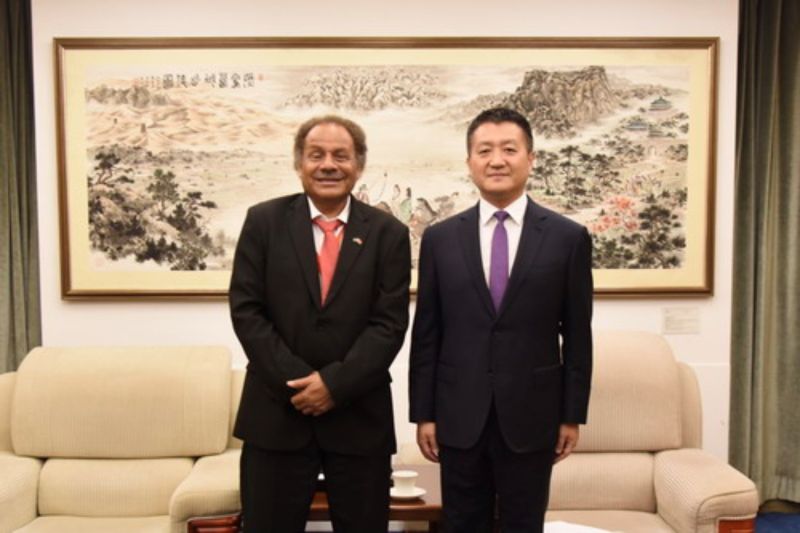 ▲索羅門群島駐中大使傅桂（左），本月22日在中國首都北京過世。圖為他2021年7月，與時任中國外交部北美大洋洲司司長的陸慷合照。（圖／翻攝自中國外交部官網）
