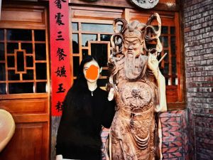 ▲九把刀遮住乾姐的臉,仍被網友形容外貌像王祖賢。(圖/翻攝自九把刀臉書) ▲九把刀遮住乾姐的臉,仍被網友形容外貌像王祖賢。(圖/翻攝自九把刀臉書)