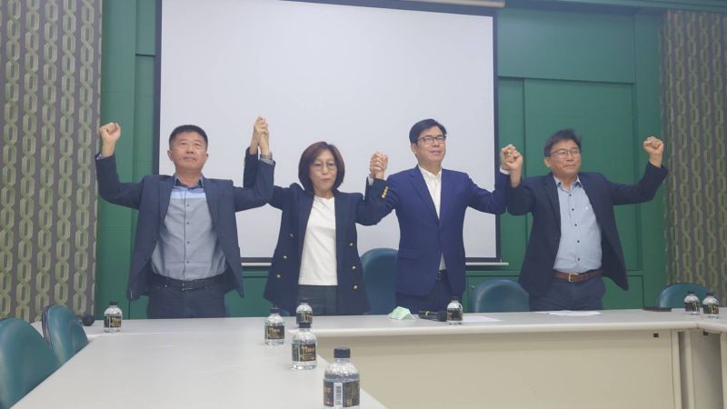 ▲民進黨終於公布議長的人選,今(24)日代理黨主席陳其邁宣布由康裕成(左二)出馬角逐高雄市議長。(圖/記者鄭婷襄攝,2022.12.24)