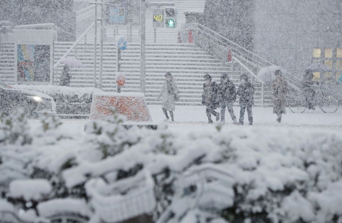 ▲日本部分地區近日接連受到寒流帶來大雪影響，官方統計至少造成11人不幸死亡、77人受到輕重傷。（圖／美聯社／達志影像）