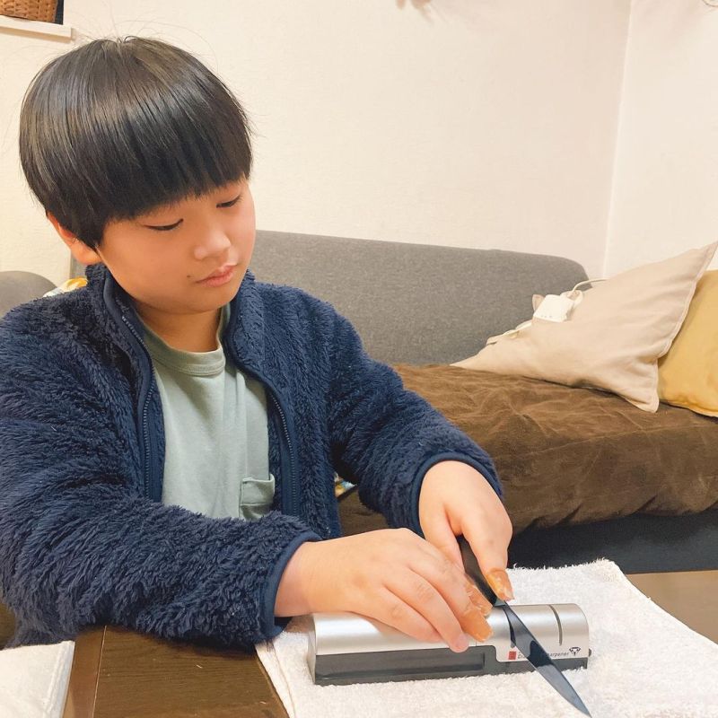 ▲年僅11歲的Takkun（たっくん）能熟練的磨刀、剖魚，做生魚片大餐。（圖／翻攝自IG@sakanasabakids）