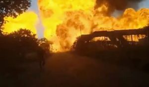 南非驚傳油罐車爆炸！多人死亡、嚴重燒傷　濃煙直竄天際
