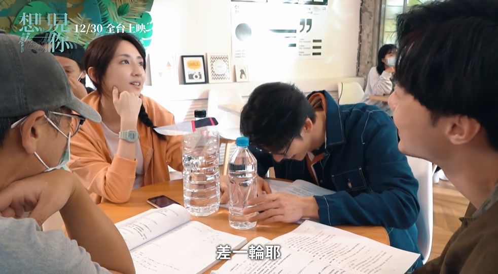 ▲許光漢（右）無情戳穿柯佳嬿（左）年紀差施柏宇一輪。（圖／車庫娛樂、三鳳製作提供）