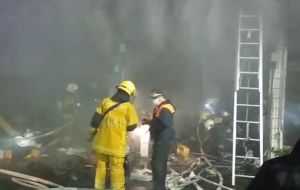 ▲今晚近9點,高雄市三民區旅順街一棟透天厝突發火警,一名80歲老翁被救出,四肢燒燙傷。(圖/翻攝畫面) ▲今晚近9點,高雄市三民區旅順街一棟透天厝突發火警,一名80歲老翁被救出,四肢燒燙傷。(圖/翻攝畫面)