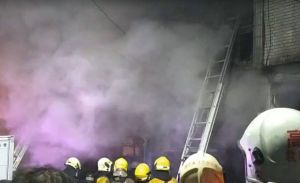 ▲今晚近9點,高雄市三民區旅順街一棟透天厝突發火警,一名80歲老翁被救出,四肢燒燙傷。(圖/翻攝畫面) ▲今晚近9點,高雄市三民區旅順街一棟透天厝突發火警,一名80歲老翁被救出,四肢燒燙傷。(圖/翻攝畫面)