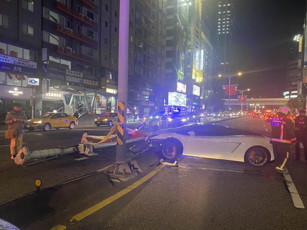 ▲台北市一輛藍寶堅尼，在平安夜行經東區時，疑似為閃避計程車失控撞上分隔島，造成車頭嚴重毀損。（圖／翻攝畫面）