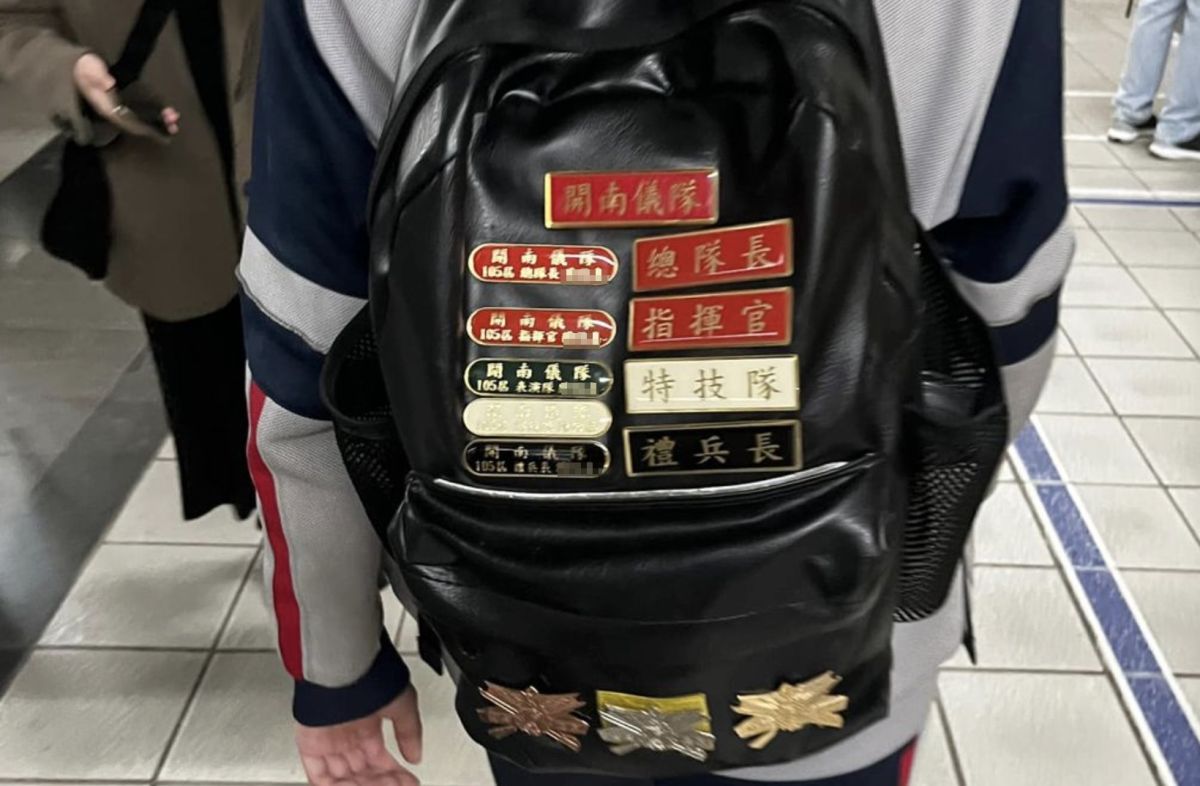 ▲網友搭捷運遇到一位學生背包掛滿「儀隊」的稱號，引起熱議。（圖/路上觀察學院）