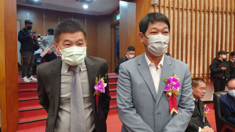 ▲無盟由總召朱信強（右）攜手議員陳善慧（左）參選議長與副議長。（圖／記者鄭婷襄攝，2022.12.25）
