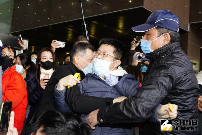 ▲柯文哲在接受媒體訪問時，也遭遇抗議民眾鬧場，不過隨即遭到警方拉走。（圖／NOWnews攝影中心）