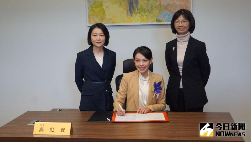 ▲高虹安就任新竹市長，在副市長蔡麗清（左）、秘書長張治祥陪同下簽署上任後第一分文件。（圖／記者呂炯昌攝，2022.12.25）
