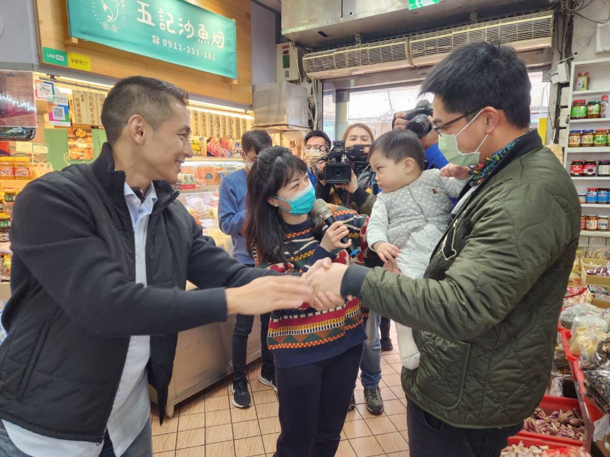 ▲吳怡農今日在高嘉瑜陪同下前往大直市場拜票。（圖／吳怡農競辦提供）