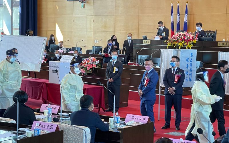 ▲台中市議員張家銨確診,由資深議員鄭功進(中)與兩位工作人員穿隔離衣、抱著票筒到隔離所讓她投票。(圖/民進黨台中市議會黨團提供,2022.12.25)