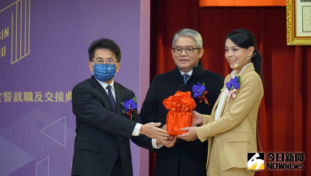 ▲新竹市長當選人高虹安（右）在監誓人內政代理部長花敬群（中）的見證下宣誓就職。（圖／記者呂炯昌攝，2022.12.25）