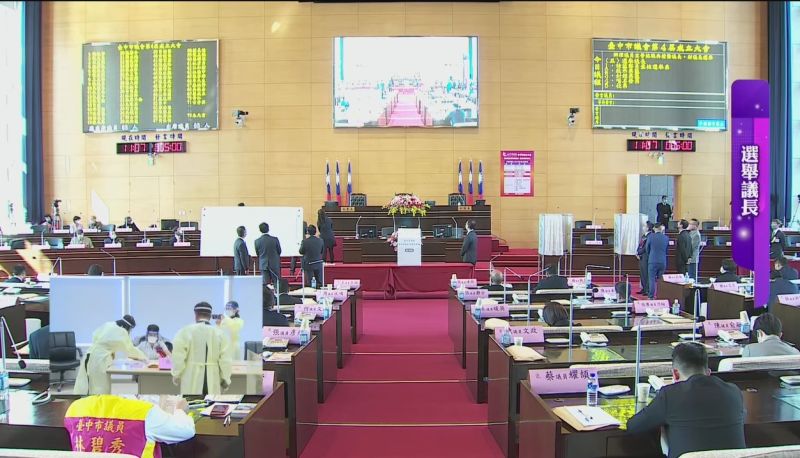 ▲台中市議會將休息室充當確診議員張家銨(左下角中坐者)隔離所,並全程直播投票過程。(圖/翻攝台中市議會YouTube,2022.12.25)