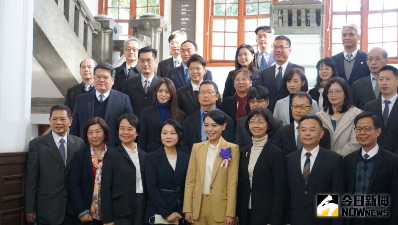 ▲新竹市長高虹安與市府團隊合影。（圖／記者侶炯昌攝，2022.12.25）