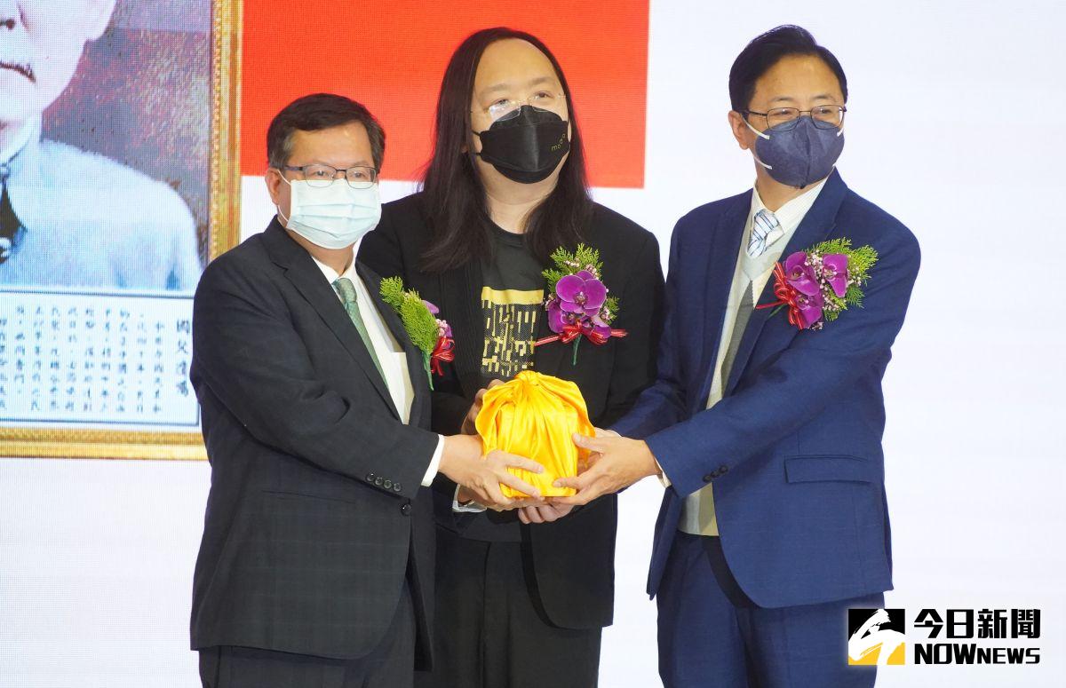 ▲張善政在數位發展部長唐鳳監交下，從鄭文燦手中接過印信正式上任桃園市長。（圖／記者李春台攝，2022.12.25）