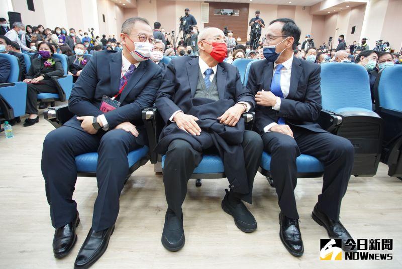 ▲桃園縣時代的3位老縣長吳伯雄、朱立倫和吳志揚都受邀到交接典禮觀禮。（圖／記者李春台攝，2022.12.25）