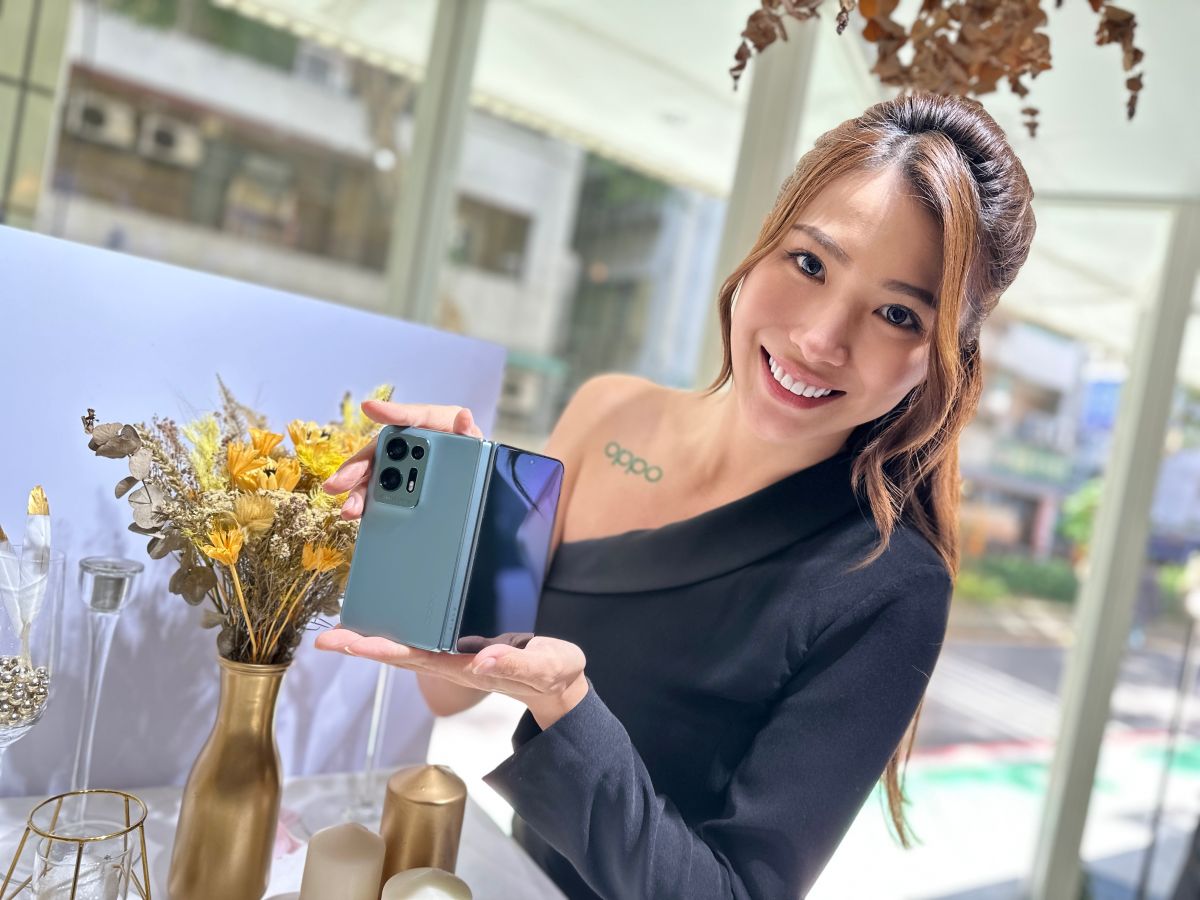 ▲號稱最輕巧的摺疊旗艦機OPPO Find N2在台亮相，但目前尚未確定是否在台開賣。(圖／記者周淑萍攝)