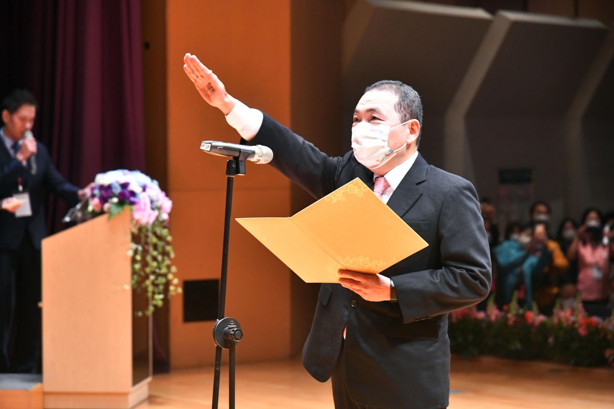 ▲侯友宜連任新北市長，在市政府宣誓就職。（圖 ／新北市政府提供）
