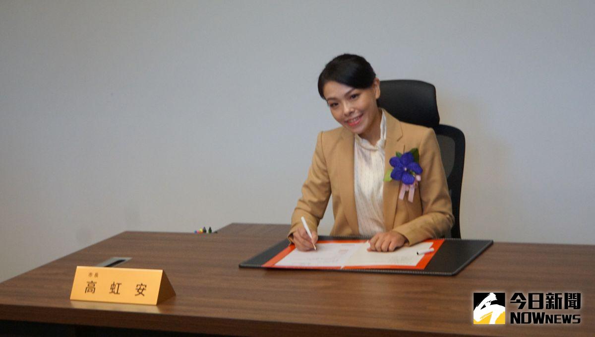 ▲新竹市長高虹安上節目回憶縣市長選戰的政治攻擊，圖為她當選後簽署就職第1份公文。（圖／記者呂炯昌攝）