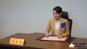 ▲新竹市長高虹安簽署就職後第1份公文。（圖／記者呂炯昌攝，2022.12.25）
