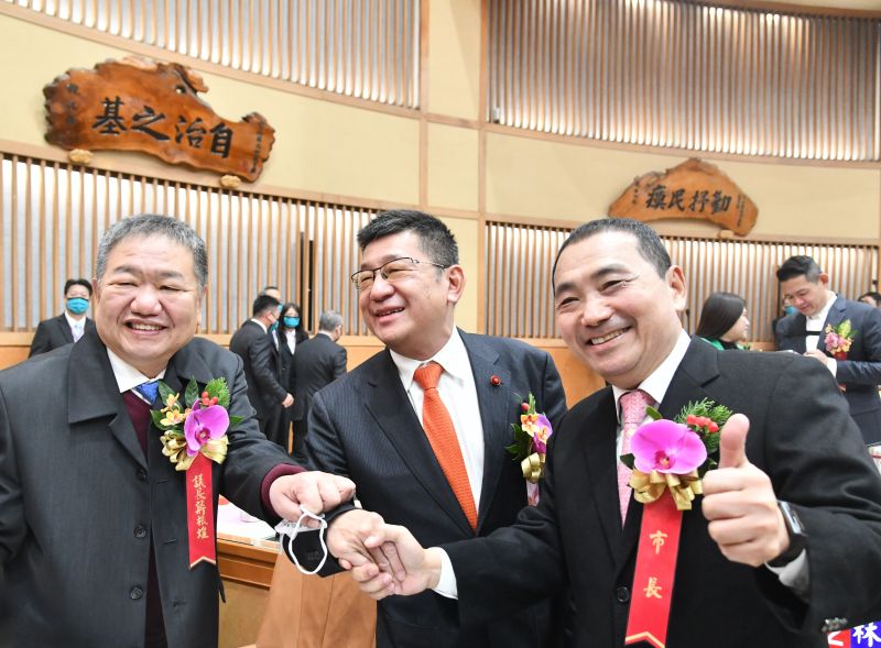▲侯友宜出席就職典禮後趕抵議會,與連任成功的議長蔣根煌及副議長陳鴻源握手致意。(圖 /記者吳嘉億攝,2022.12.25)