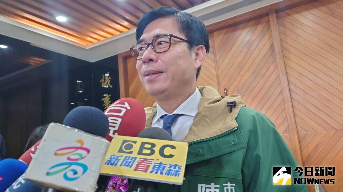 ▲陳其邁到高雄市議會恭喜康裕成和曾俊傑。（圖／記者鄭婷襄攝，2022.12.25）