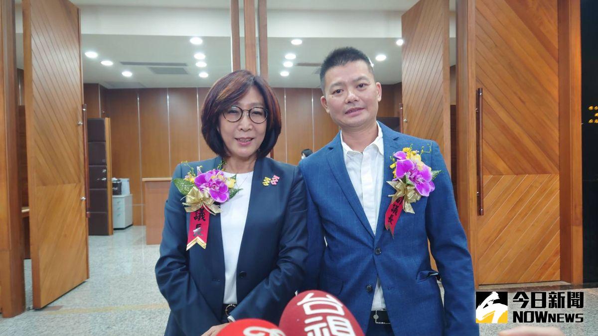 ▲高雄市正副議長選舉，民進黨康裕成搭檔由國民黨脫黨的曾俊傑，兩人都拿下35票過半數當選正副議長。（圖／記者鄭婷襄攝，2022.12.25）