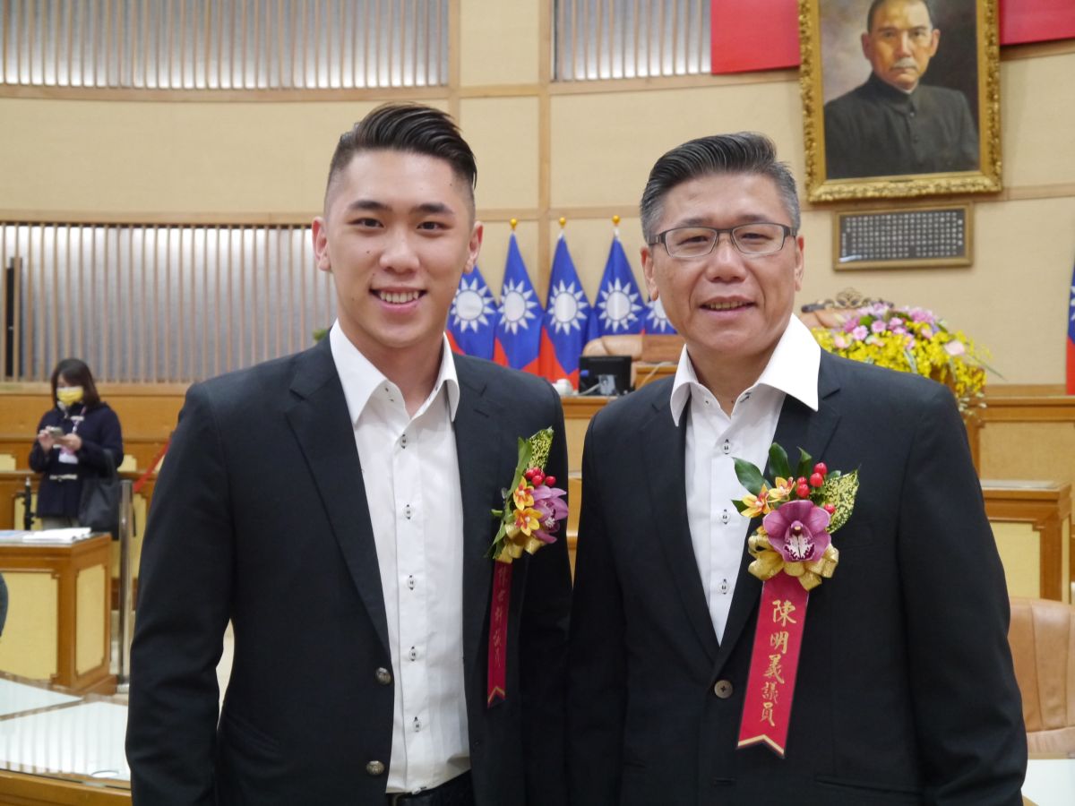 ▲陳明義、陳世軒父子檔同屆當選及連任市議員，同框出席新北市議員宣誓就職典禮。（圖 ／記者吳嘉億攝，2022.12.25）