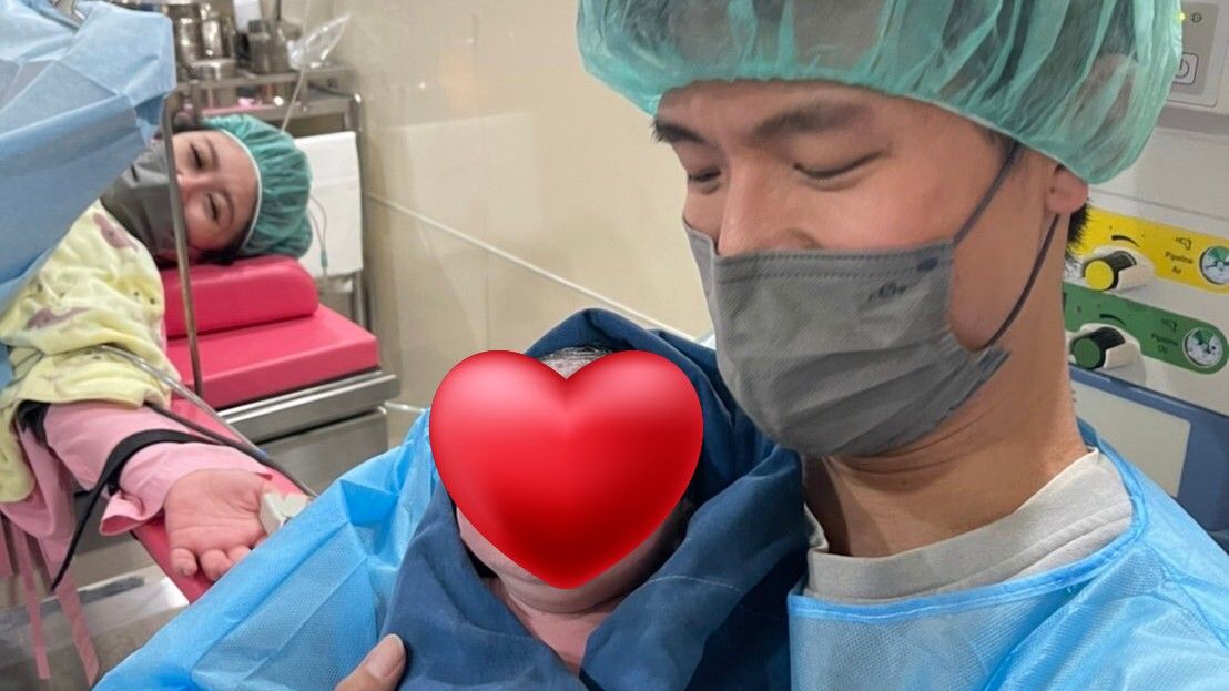 ▲蔡允潔（左）今日下午16:53分順利生下女兒「小福星」，迎來聖誕節禮物。（圖／紅心字會提供）