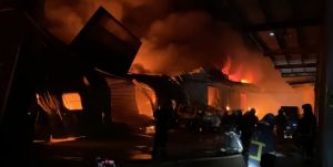 新北八里驚傳火警！8鐵皮工廠慘遭祝融　燃燒面積逾300坪
