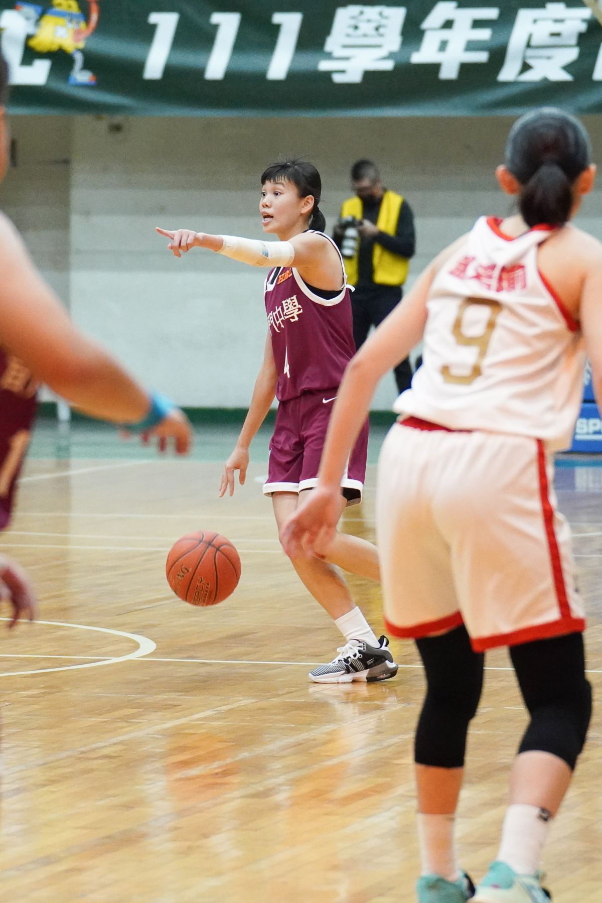 ▲普門飆進重要三分球、拿9分的李宜庭。官方提供