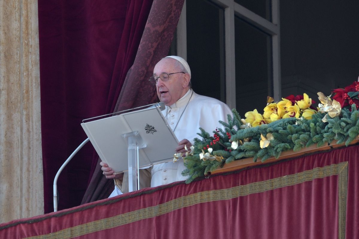 ▲天主教教宗方濟各25日從梵蒂岡聖伯多祿大教堂發表耶誕文告，呼籲結束在烏克蘭的「無謂」戰爭；他並警告這場10個月的衝突已加劇全球糧食短缺，呼籲停止把糧食當成武器。（圖／美聯社／達志影像）