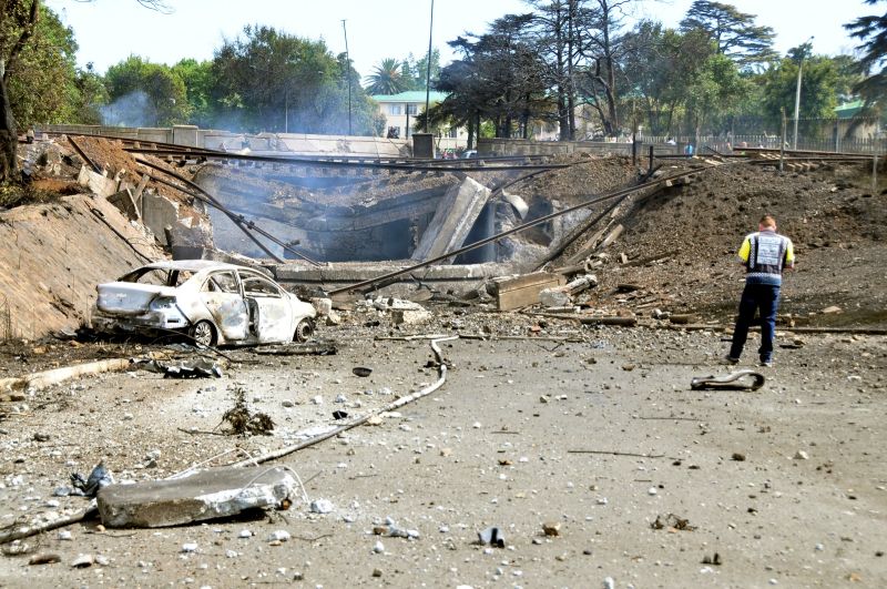 ▲南非波克斯堡市24日發生的油罐車爆炸事故，死亡數已攀升至15人，另外還有37人受傷。（圖／美聯社／達志影像）