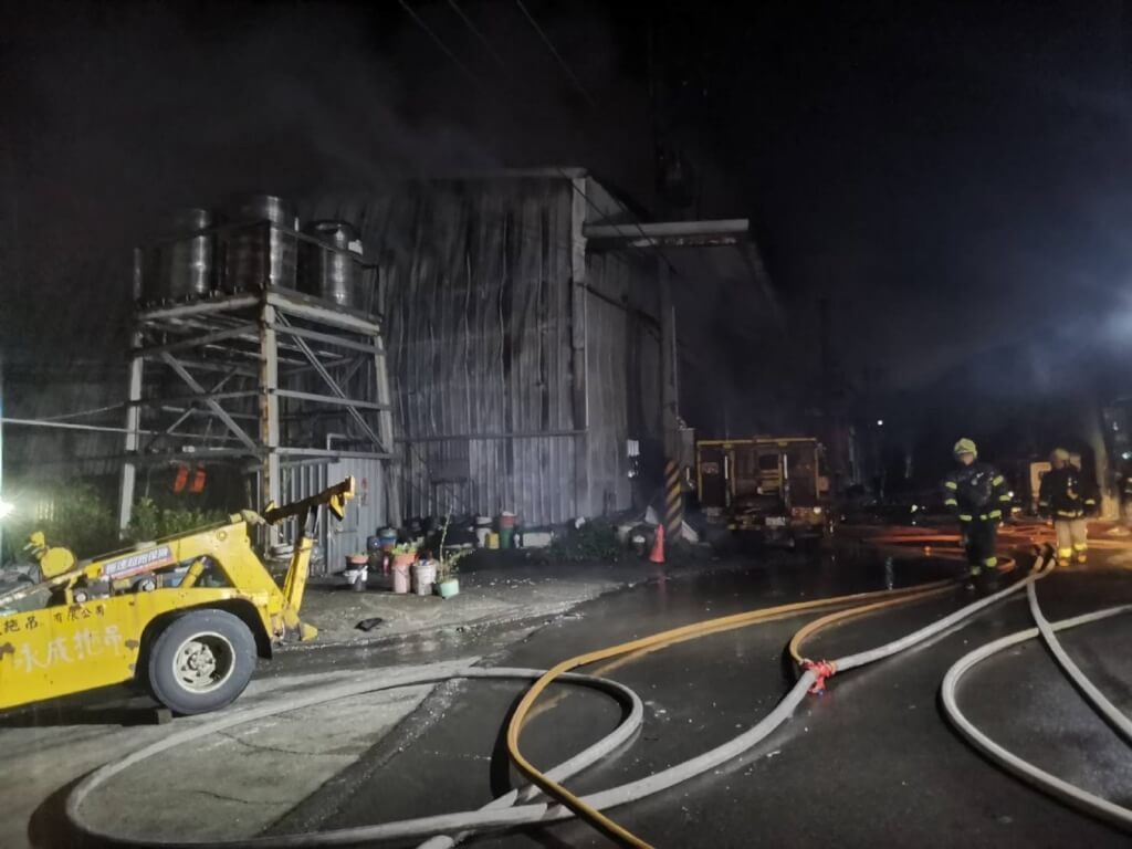 ▲新北市八里區下罟子的某家工廠25日晚間發生火警，經警消搶救後順利撲滅火勢，無人受困。（新北市消防局提供）中央社記者王鴻國傳真 111年12月25日