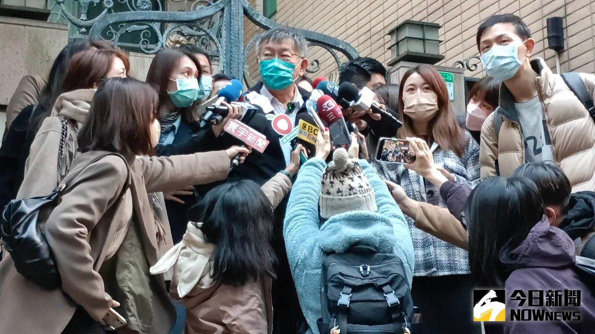 ▲台北市前市長柯文哲昨（25）日卸任後，今（26）日一早便步行回台大醫院報到上工。（圖／記者許若茵攝，2022.12.26）