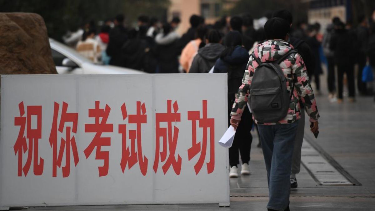 ▲中國4名青年相約湖南張家界跳崖輕生，4人相約赴死的網路「約死群」受到注意。1名潛入觀察的中國心理諮商志工表示，「約死群」藏匿黑暗，對話滿是負面情緒，成員極度複雜，應立刻舉報。圖為中國學生。（示意圖／翻攝自《香港01》）