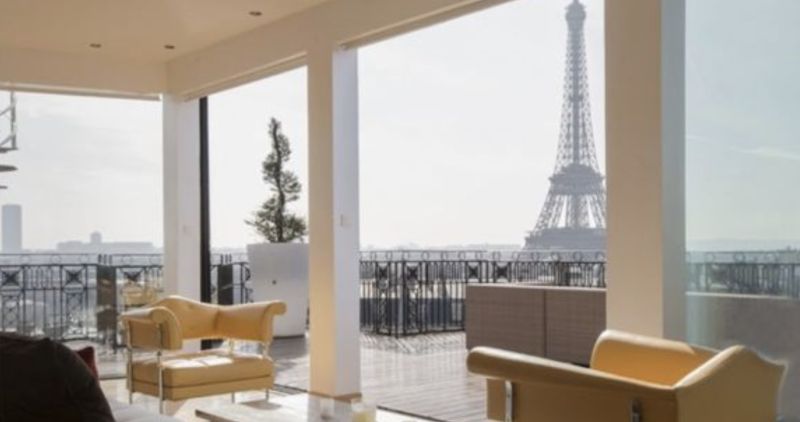 ▲姆巴佩位於法國的頂樓豪宅視野極佳，開窗就能看到艾菲爾鐵塔。（圖/姆巴佩IG）