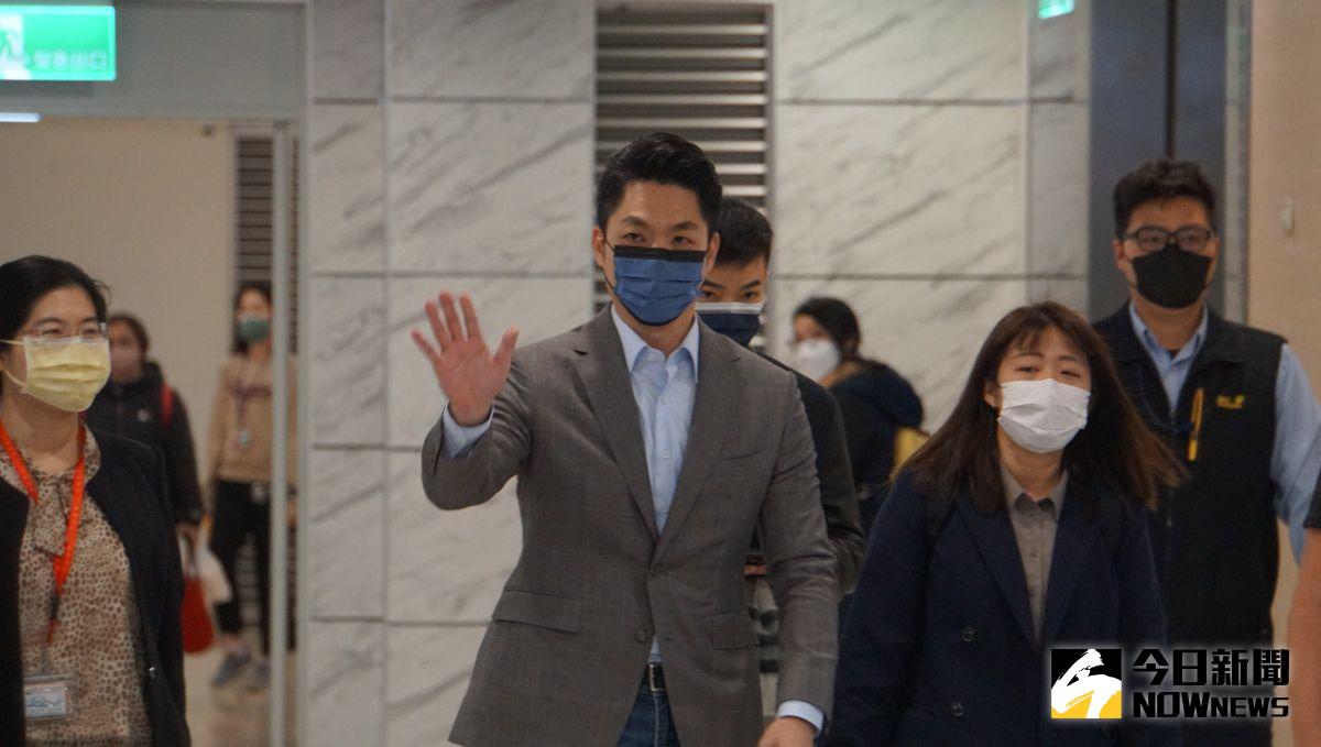 ▲台北市長蔣萬安就任市長後的首個上班日，一早透過廣播系統跟市府同仁致意。（圖／記者呂炯昌攝，2022.12.26）